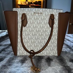 NEW WITH TAGS Micheal Kors purse